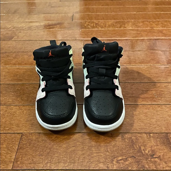 Jordan 1 Mid - Picture 2 of 4